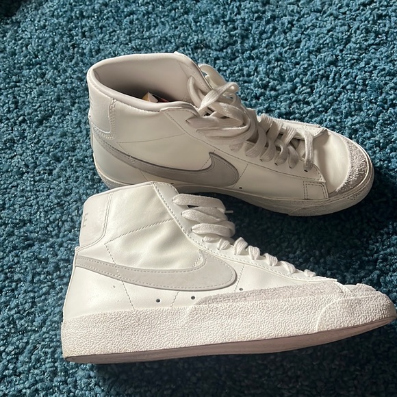 Women’s Nike Blazar Hightop - Picture 1 of 4